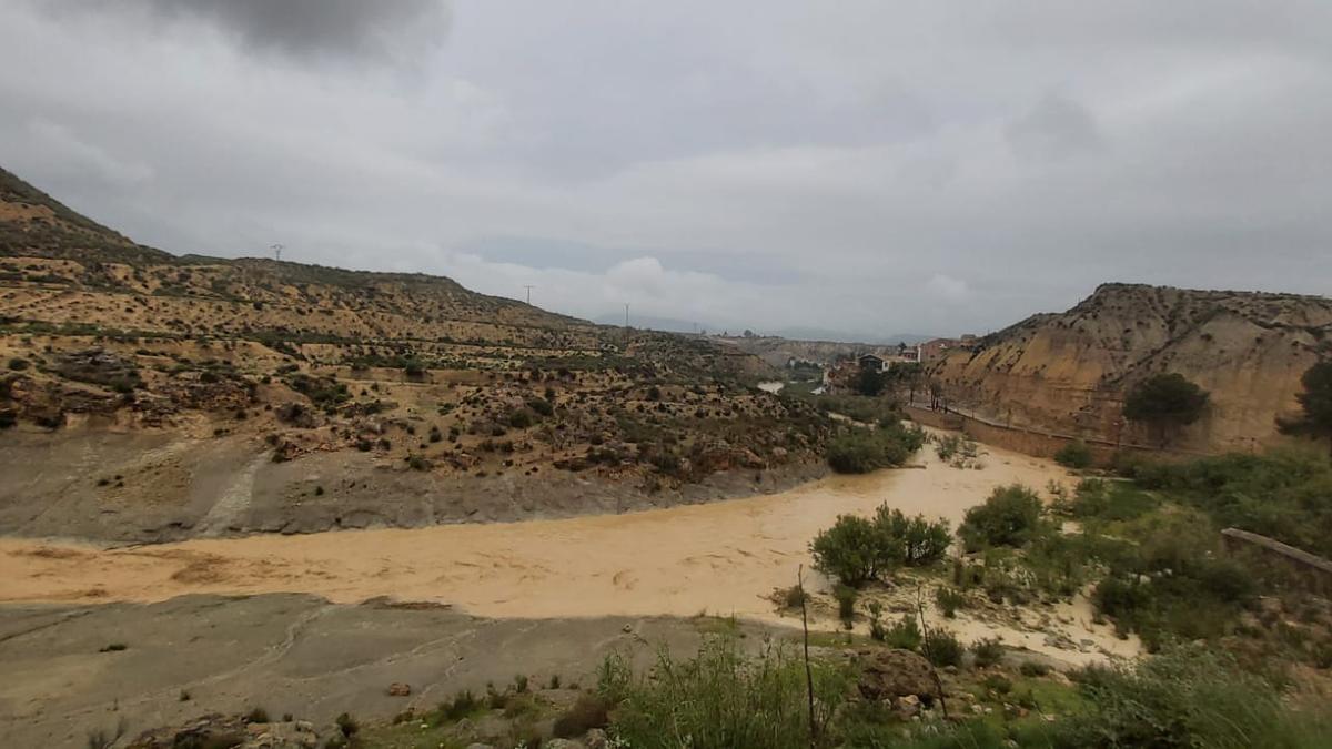 Importante crecida del río Mula tras las intensas lluvias de esta tarde