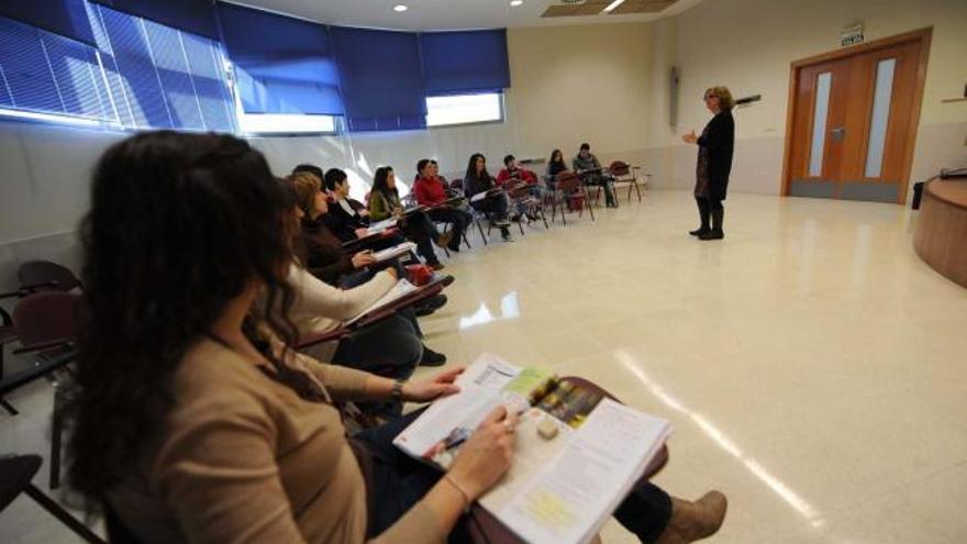 La profesora y los alumnos, en una de las clases de la Escuela Oficial de Idiomas que se imparten en el campus de Mieres.