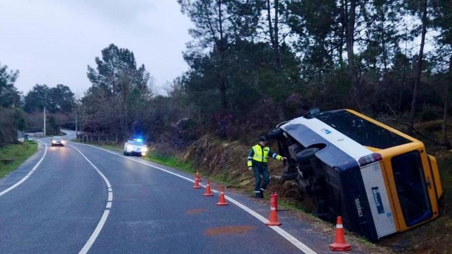 Vuelca un autobús escolar en San Cibrao das Viñas tras salirse de la carretera