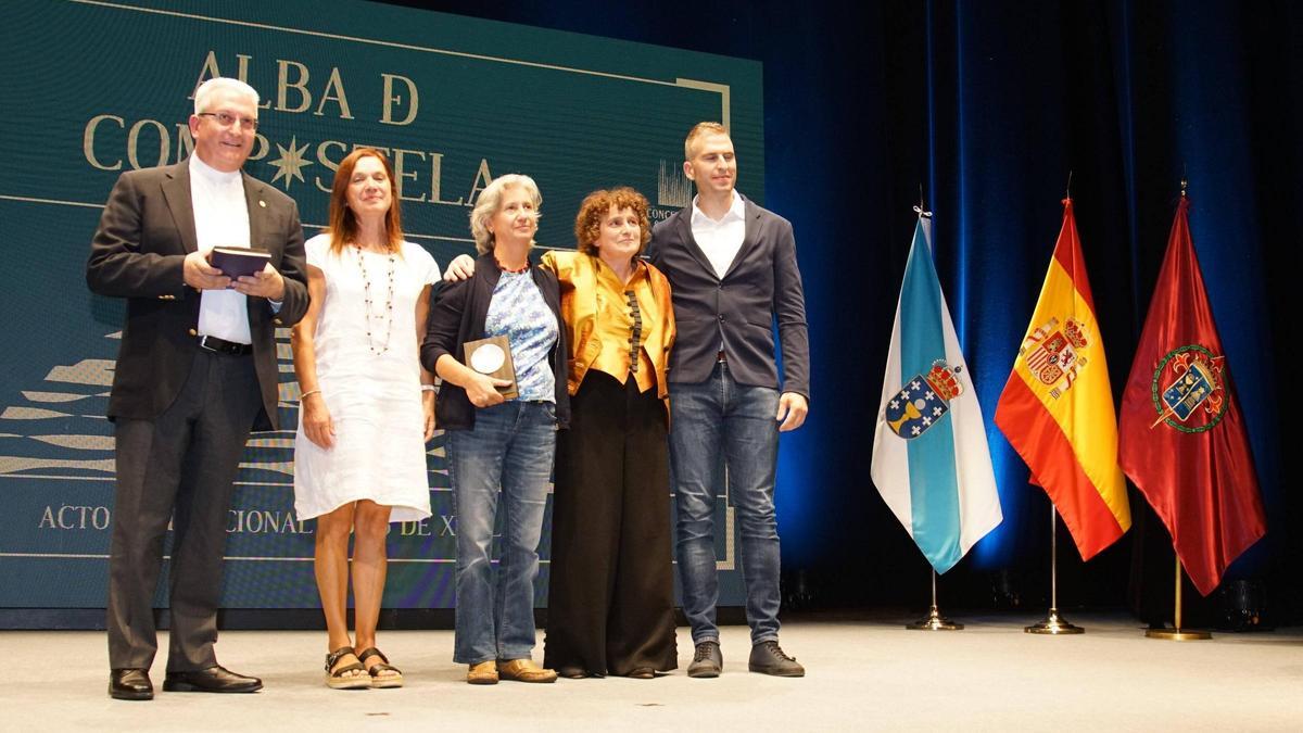 Foto de familia dos homenaxeados na primeira edición da Alba de Compostela en 2023