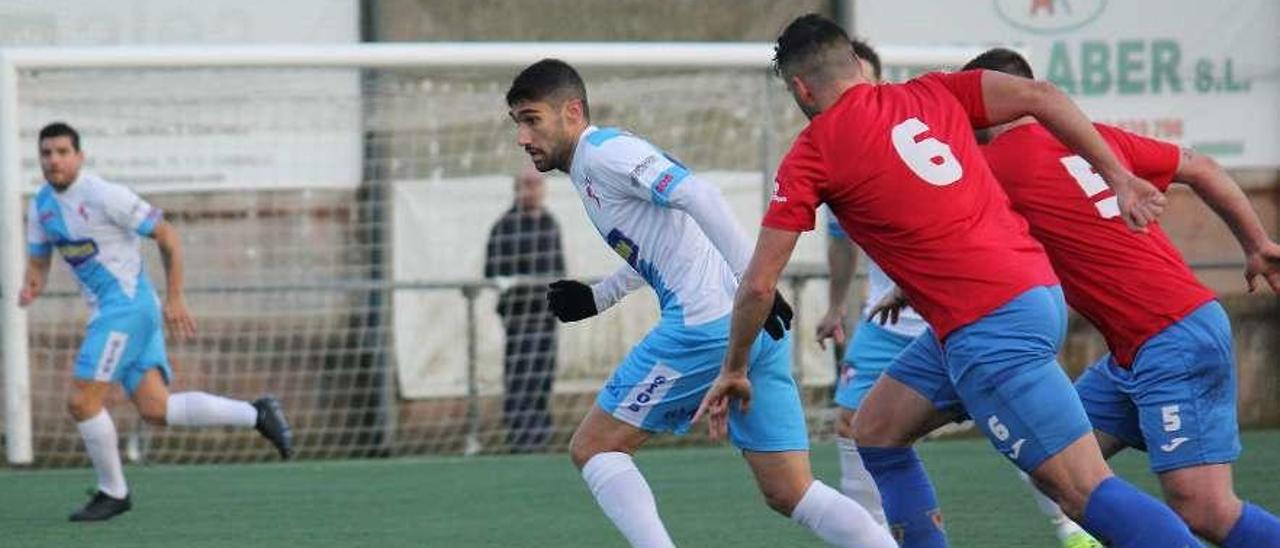 Róber volvió a la titularidad en Carballo tras su lesión anotando uno de los tres tantos. // Juan Acha