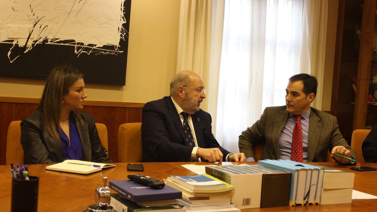 Reunión en el Colegio de Abogados de Córdoba con representantes institucionales.