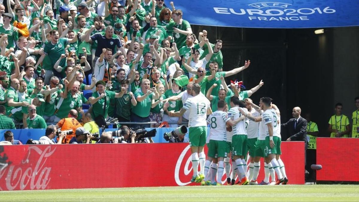 Los jugadores de Irlanda celebran un gol.