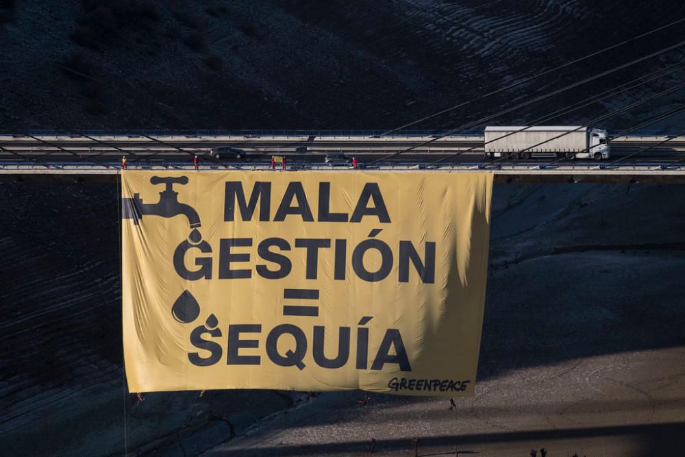 Una pancarta gigante en Barrios de Luna denuncia la mala gestión del agua