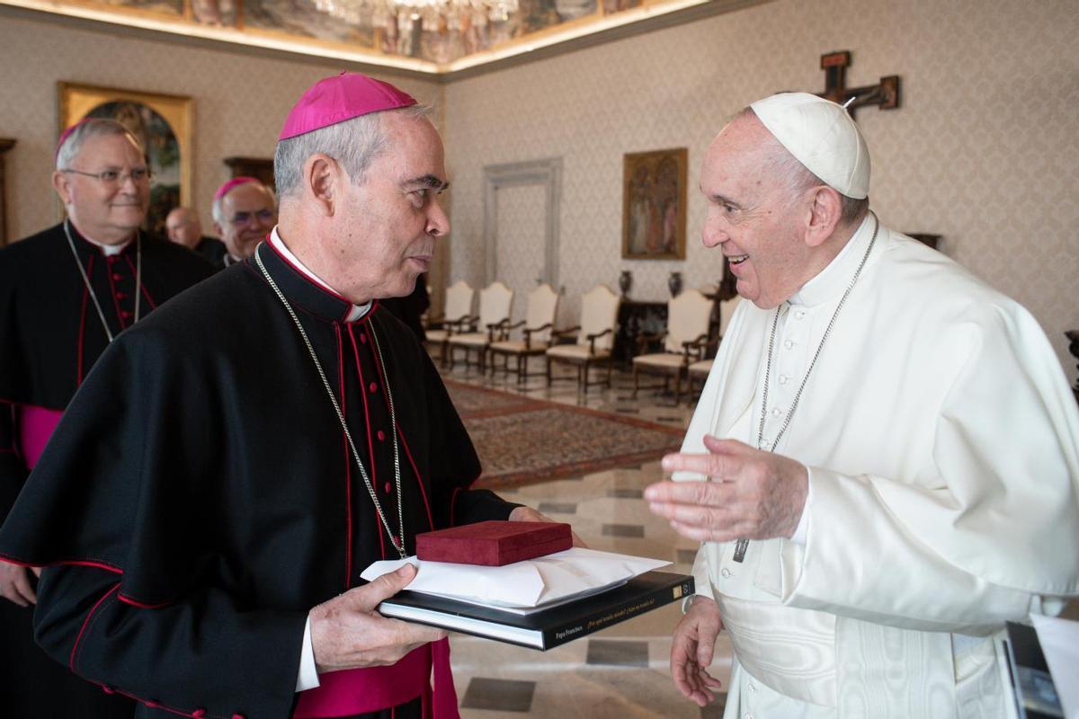 Jesús Catalá, obipo de Málaga, junto al Papa Francisco en la última visita ad limina celebrada en enero de 2022.