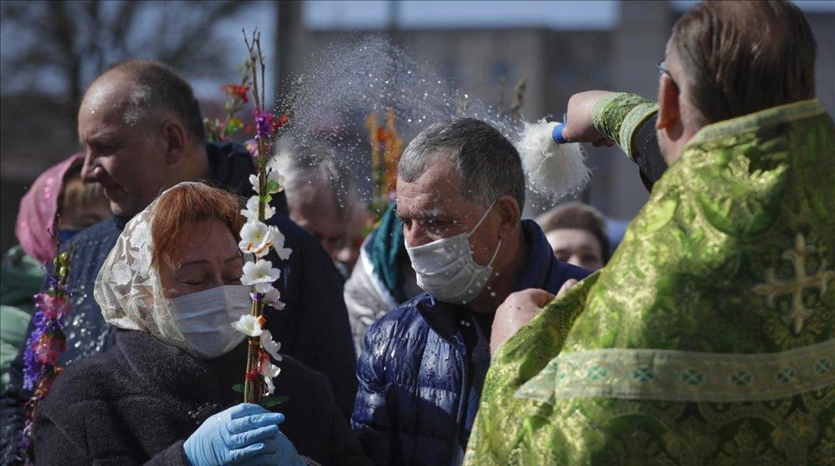 zentauroepp53103994 an orthodox church believers  some wearing face masks to pro200412122954