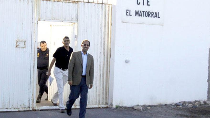 Mohamed-Salem, en primer término, a su salida del interior del Centro de Inmigrantes de El Matorral, ayer. i FUSELLI