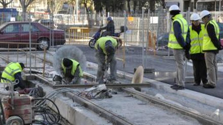 Los operarios comienzan a desmontar las vías del tranvía en el cruce con Goya