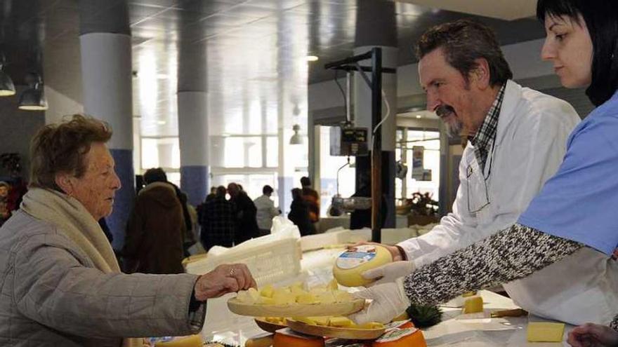 Degustación de queso en la exitosa Feira de Nadal.// Bernabé / Javier Lalín