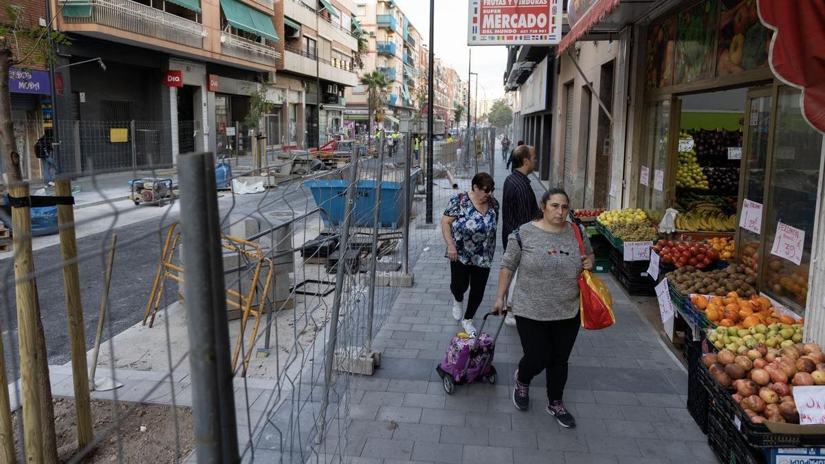 Los tramos de la calle más próximos a la plaza Manila están aún llenos de vallas y material de obra