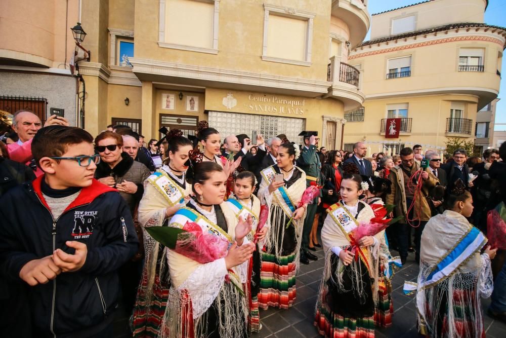 Miles de fieles han acompañado la imagen de Santa Águeda hasta su ermita en un camino jalonado por puestos de dulces