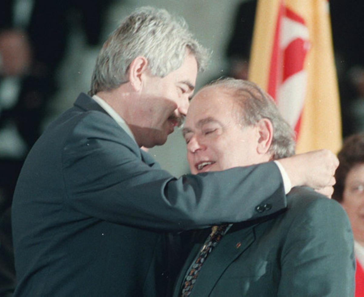 Pasqual Maragall entrega a Jordi Pujol la Medalla d’Or de Barcelona.