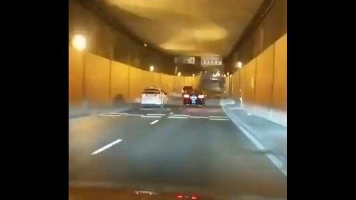 Vídeo | El pique en plena carretera entre un conductor de Uber y un taxista termina en pelea