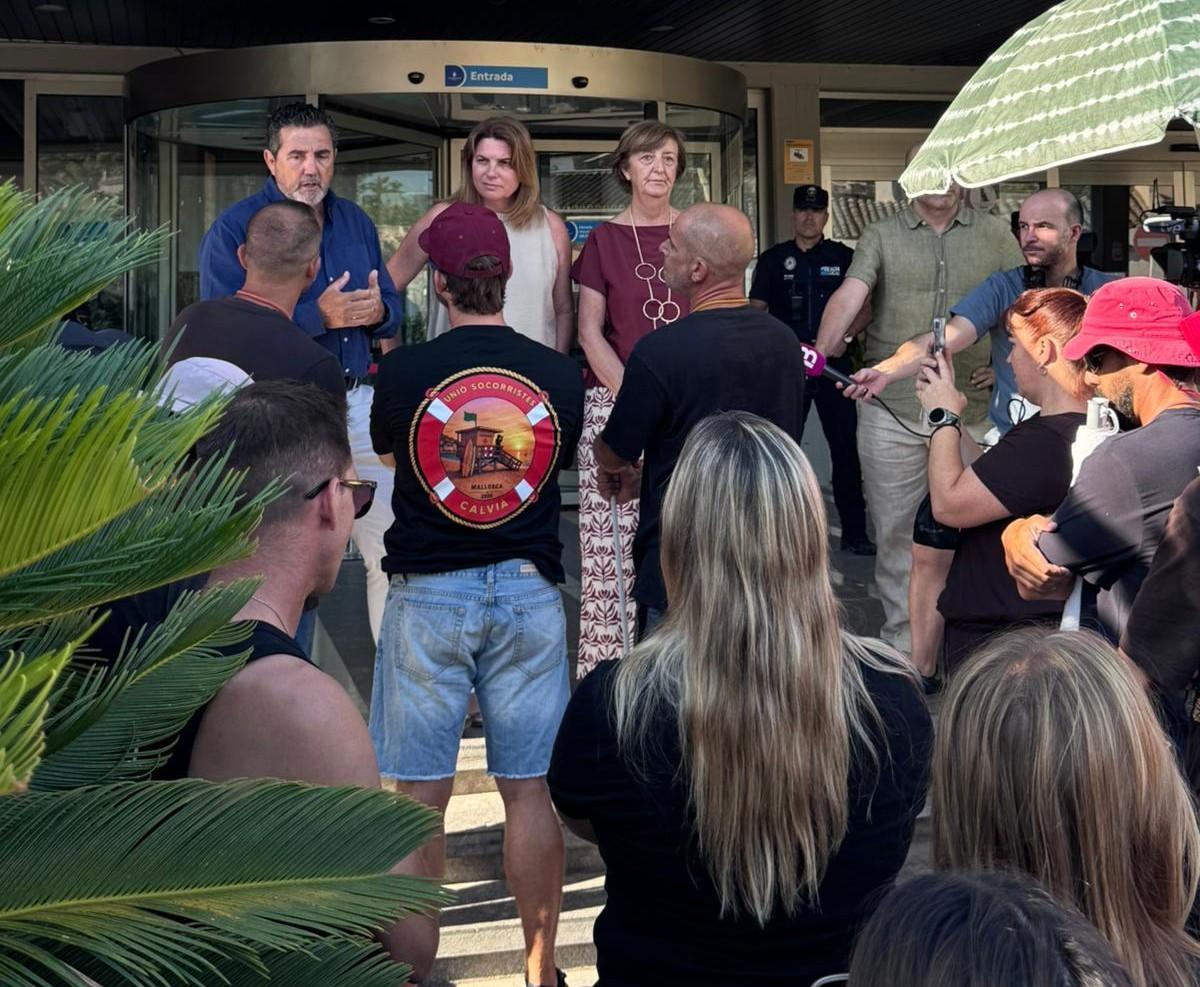 FOTOS | La protesta de los socorristas en Calvià, en imágenes