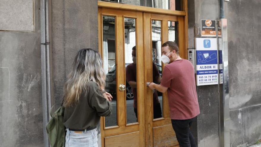 Sheila Sánchez y Javier Rodríguez acceden al número 19 de la calle de El Carmen, donde se encuentra la pensión en la que sucedieron los hechos. | Marcos León 