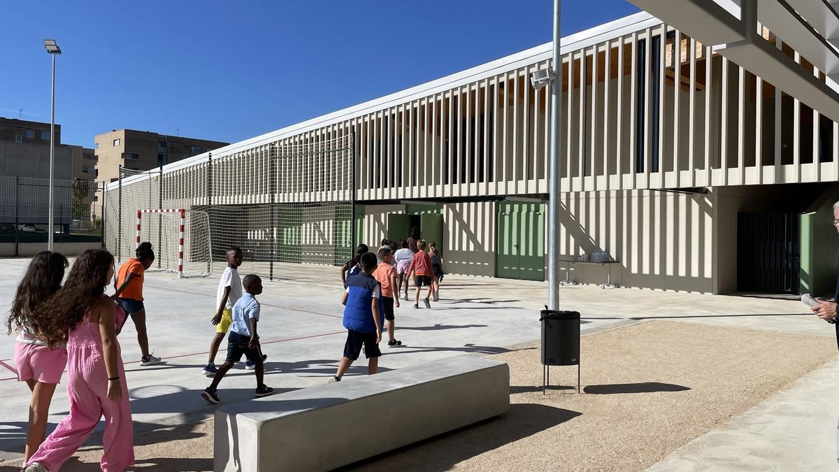 L'alumnat de l'Escola Gegant del Rec de Salt inicia el curs escolar amb un nou edifici.