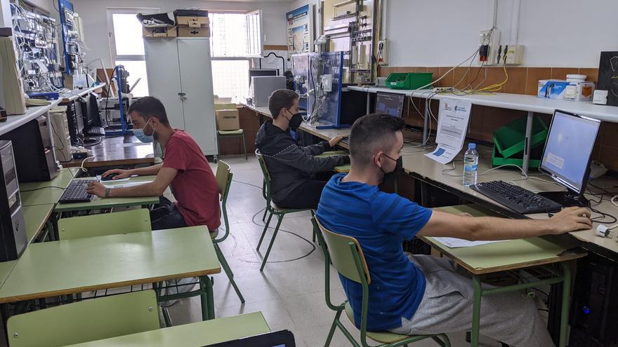 Alumnos del IES Los Sauces de Benavente finalizan el proyecto &quot;Automatización industrial e inmótica en el aula&quot;