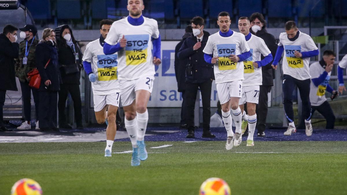 Jugadores del Lazio con camisetas contra la guerra en Ucrania