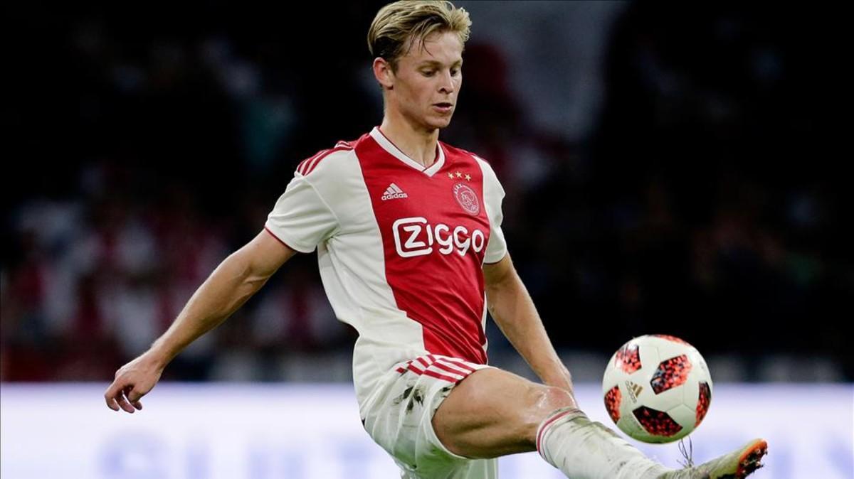 De Jong durante un partido de Champions