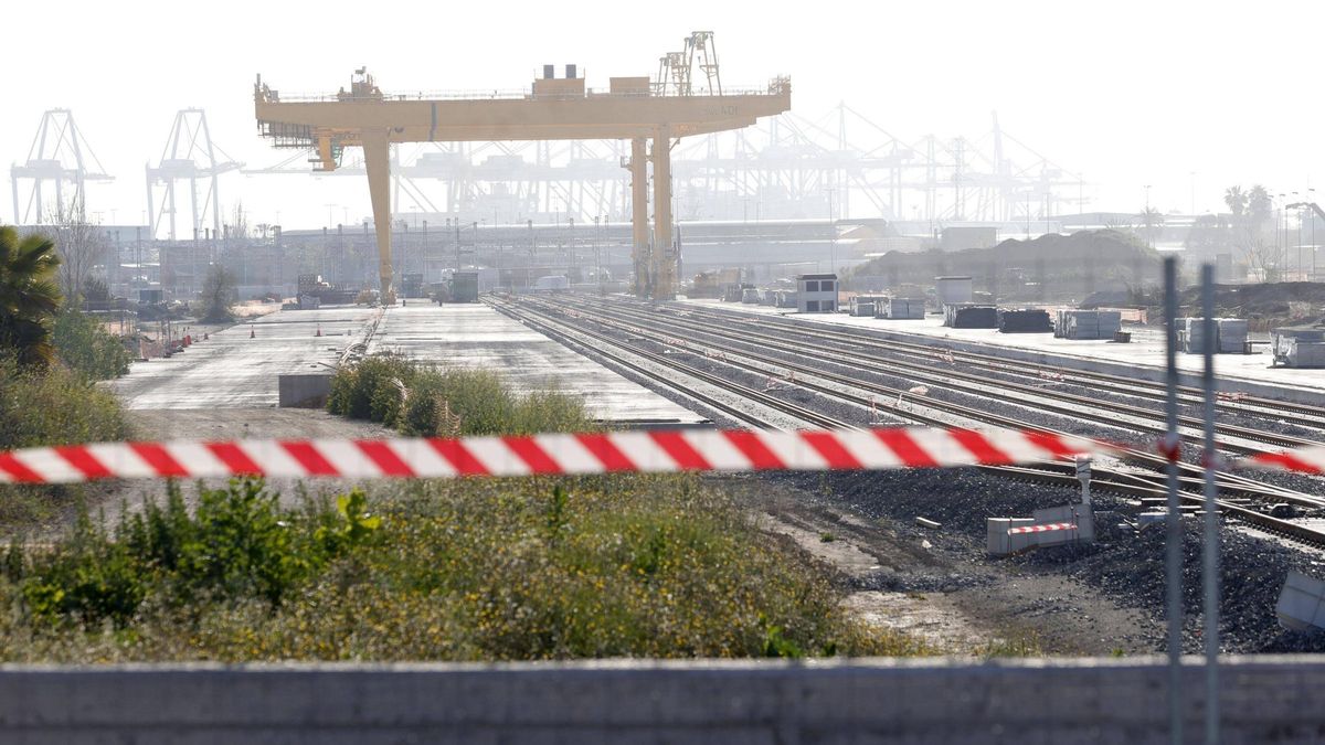 Terminal del puerto de València con accesos ferroviarios para trenes de mercancías.