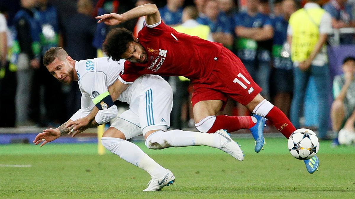 Sergio Ramos agarra a Salah en la final de la Champions League de 2018.