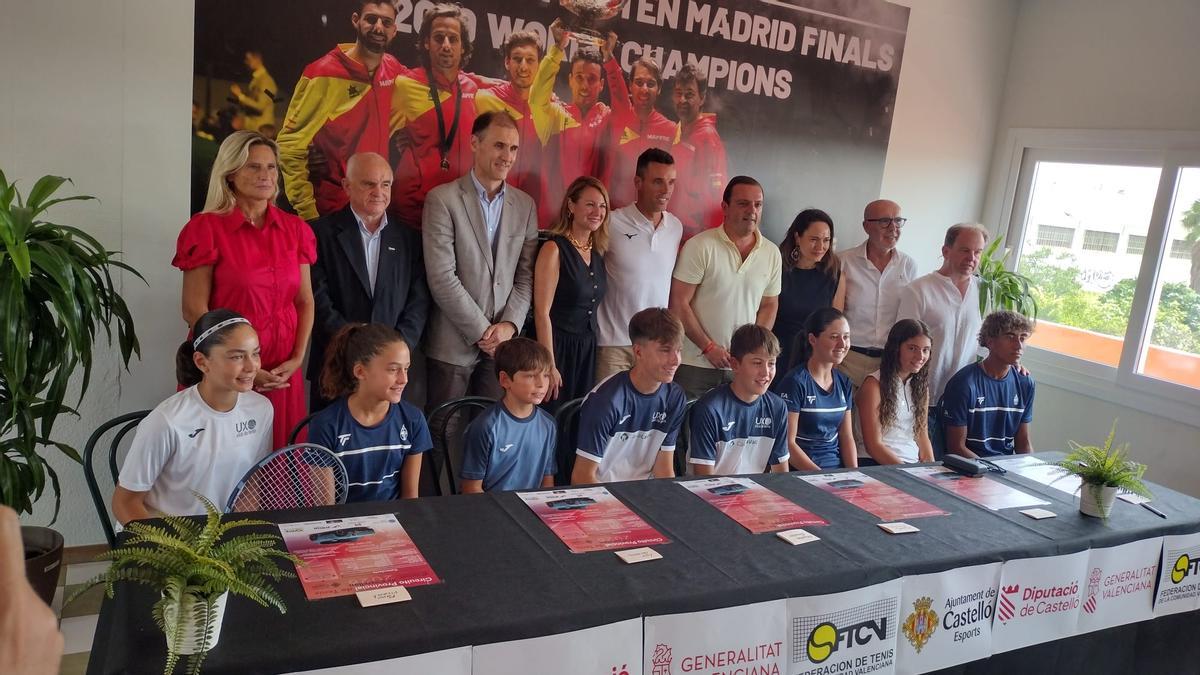 Los campeones del Circuito Provincial de Tenis de la edición 2025, presentes en la presentación oficial.