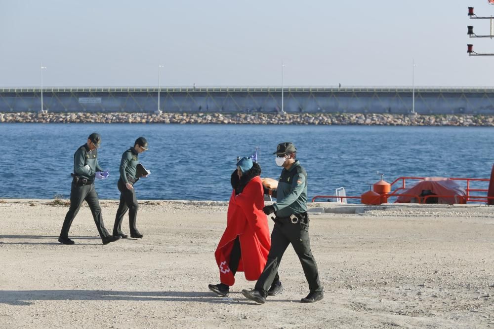 Guardia Civil, Cruz Roja y Salvamento Marítimo han puesto en marcha el protocolo para recepcionar a 24 personas rescatadas en el mar y que ocupaban una patera. 20 hombres y cuatro mujeres