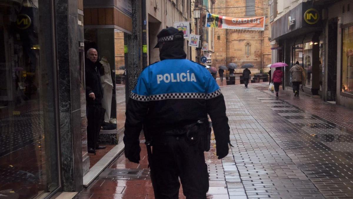 Un agente de la Policía Local de Benavente en una imagen de archivo.