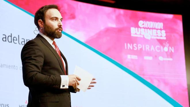 Ángel Niño como moderador de la ponencia 'Reinventarse para seguir adelante'