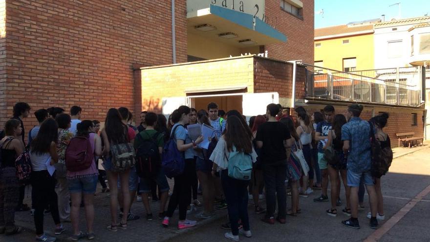 Estudiants esperant per entrar a l&#039;Aula 2000 del Lacetània