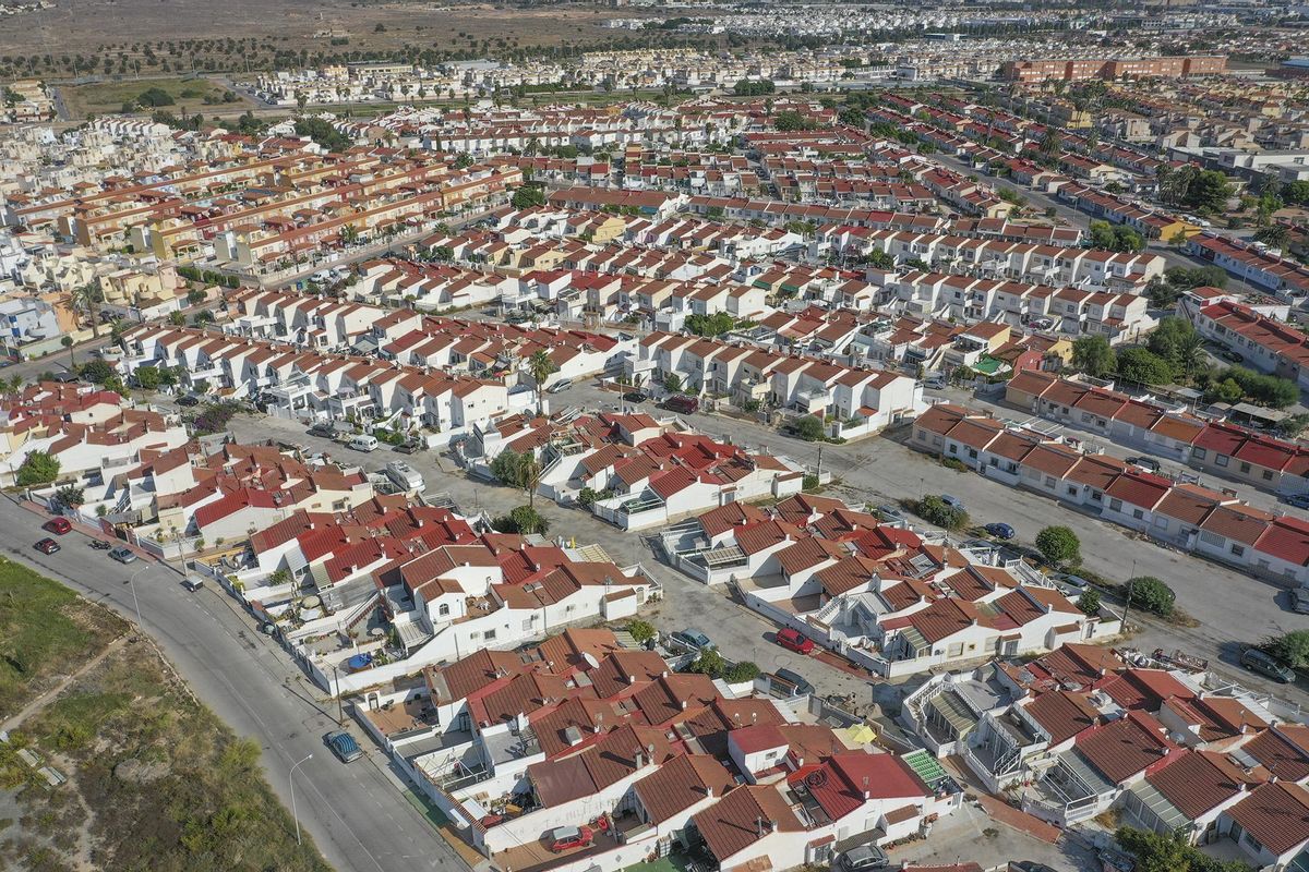 Vista panorámica de los residenciales de Las Torretas junto a la laguna salinera de Torrevieja