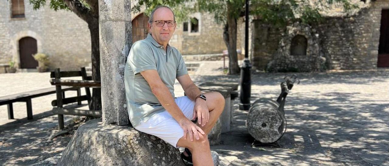 Luis Gascón, esta semana en la plaza de Lecina (Huesca), donde pasa sus vacaciones.