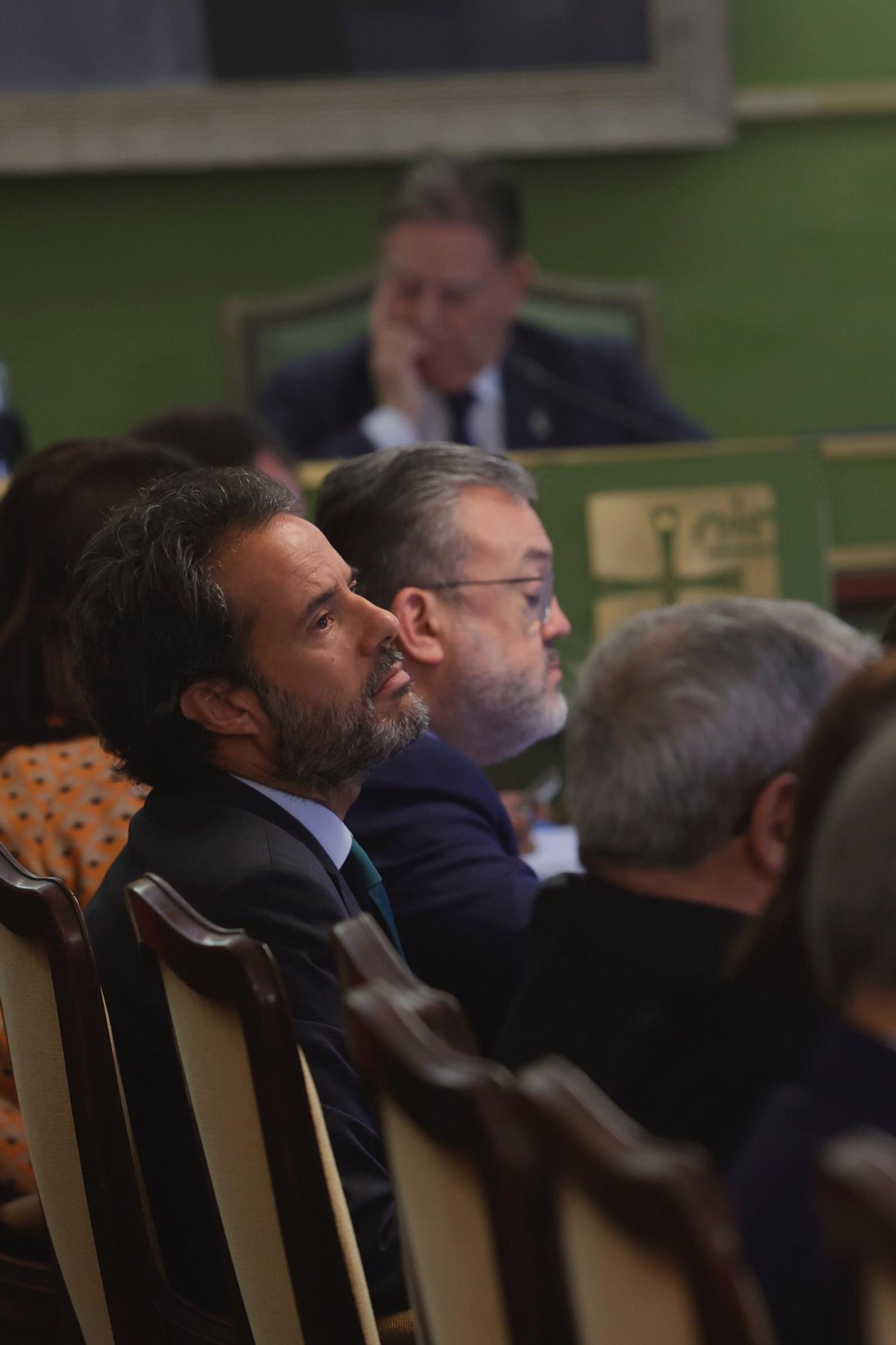 EN IMÁGENES: Pleno municipal en Oviedo con protestas de los vecinos por las terrazas del Antiguo