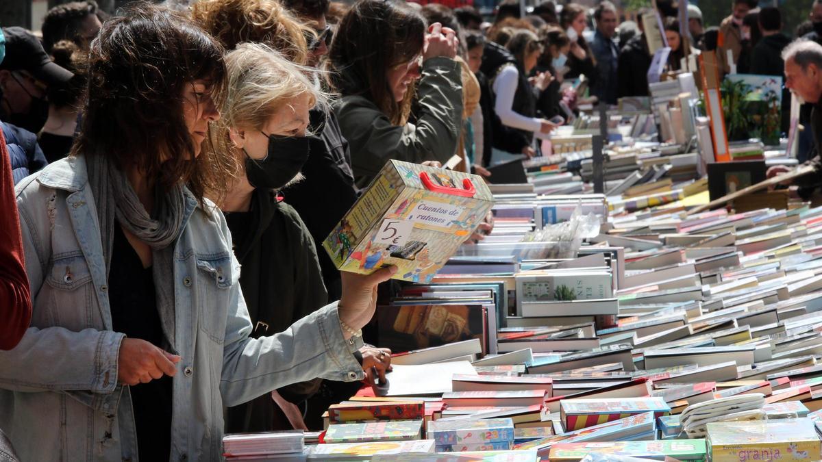 Imagen de las calles de Barcelona el día de Sant Jordi en 2023