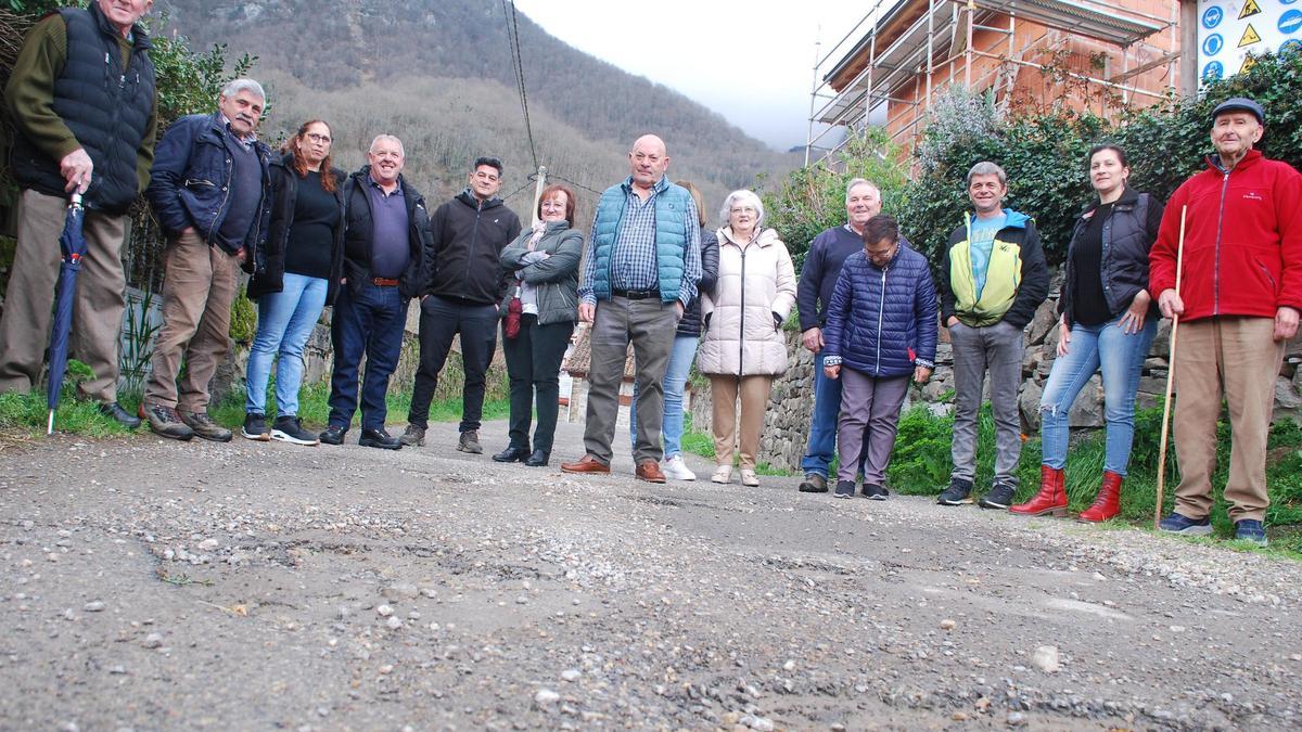 Los vecinos exigen arreglar la carretera de Abiegos (Ponga)