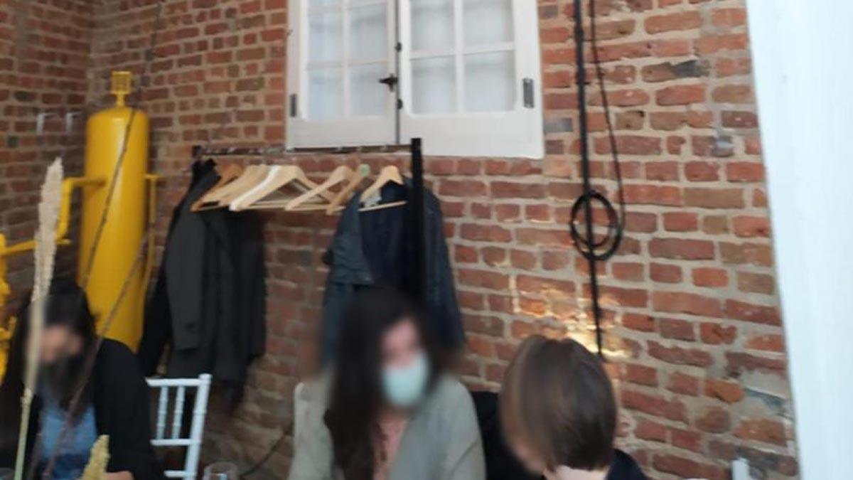 Desallotjat un casament amb 30 convidats en un taller de làpides de Madrid Desallotjat un casament amb 30 convidats en un taller de làpides de Madrid