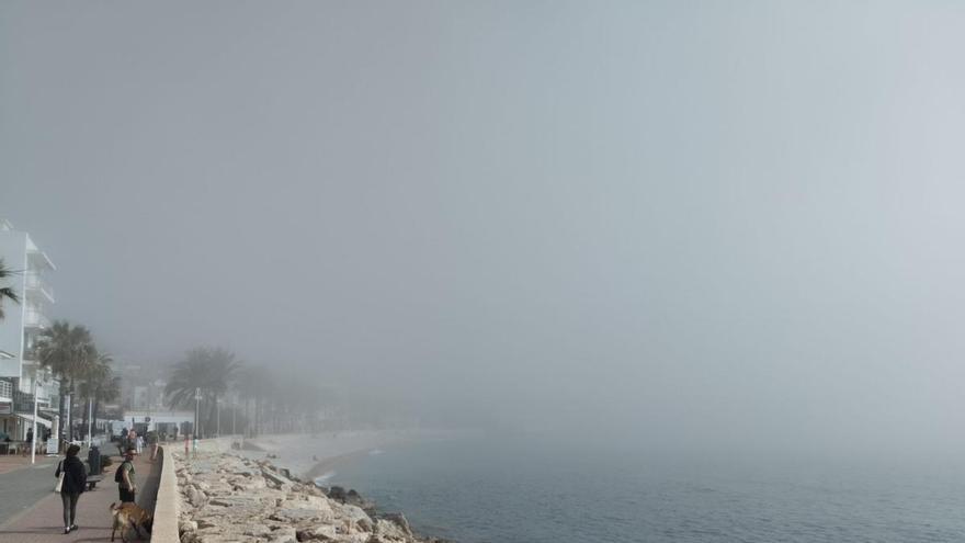 El tsunami de niebla en la bahía de Xàbia (imágenes)
