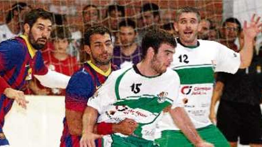 Marc Canyigueral i Jordi Masó en una acció del partit contra el Barça defensats per Sarmiento i Karabatic.