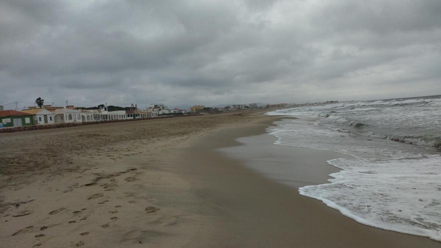 La playa de Les Deveses de Dénia le pierde el miedo a los temporales