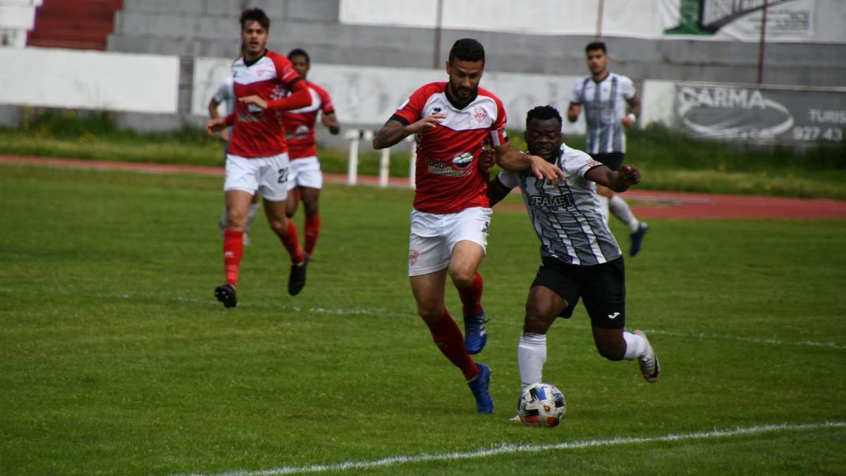 Kofi, de la UPP, pugna por el balón con un futbolista del Miajadas.