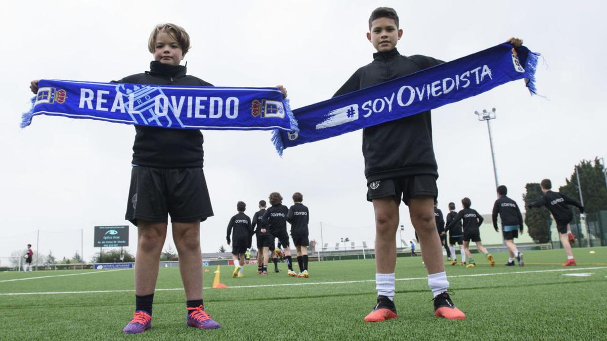 Nicolás dos Santos y Santiago Rivero, con bufandas del Oviedo. | Jaime Casanova 