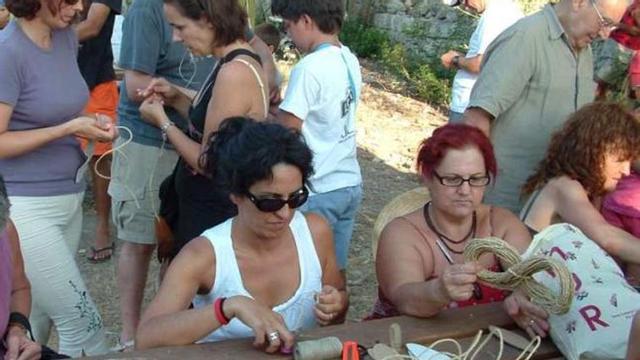 Alumnos del taller aprenden las antiguas técnicas de fabricación