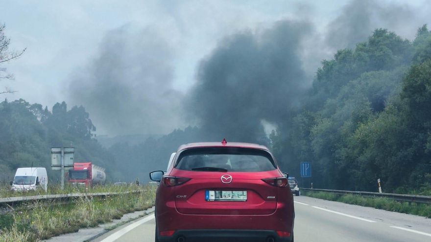 El incendio de un vehículo provoca retenciones en la autovía &quot;Y&quot;