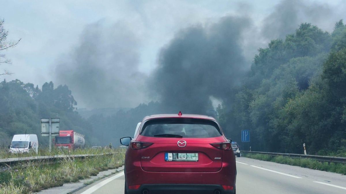 La humareda provocada por el incendio del turismo.