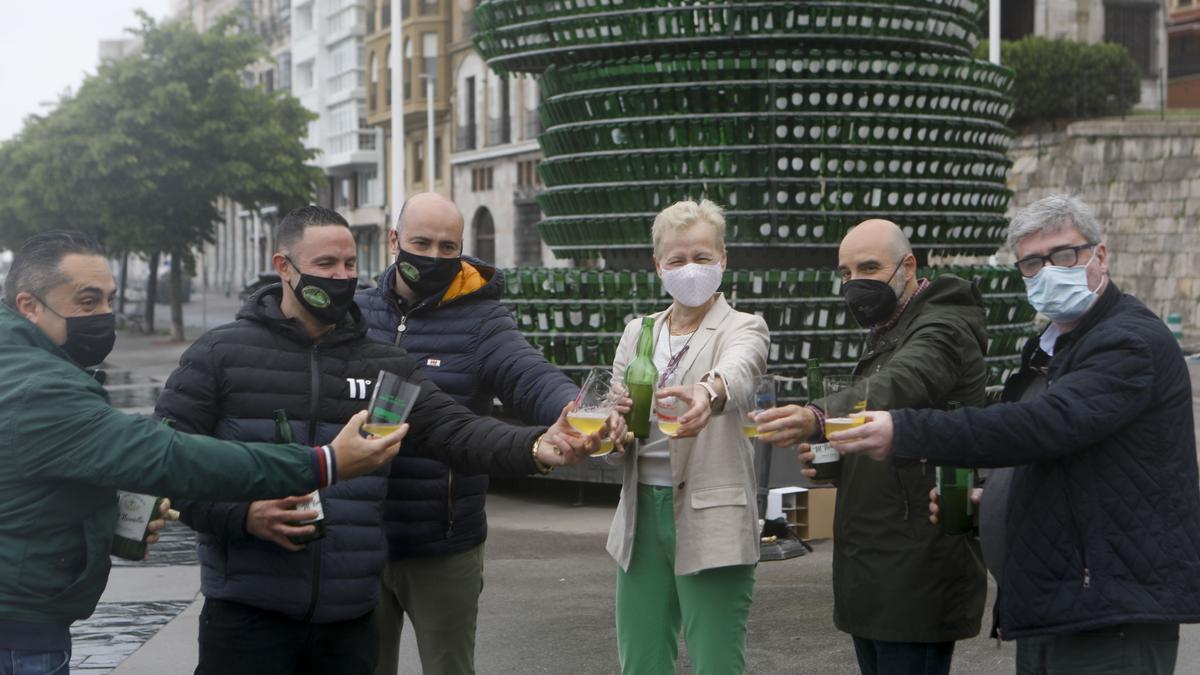 Por la izquierda, Jorge Costales, Javier González, Martín Rodríguez, Pilar Álvarez, Santos Tejón y Víctor Ramos