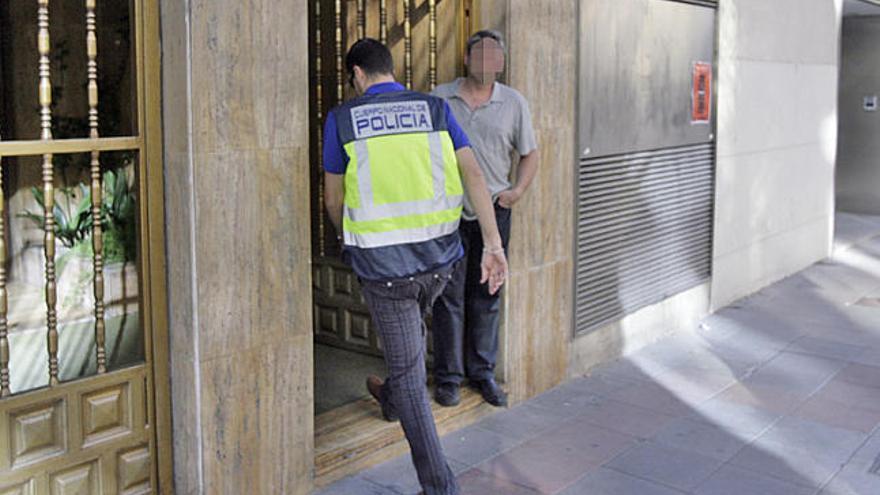 Los agentes entran ayer en las oficinas de Cívica.