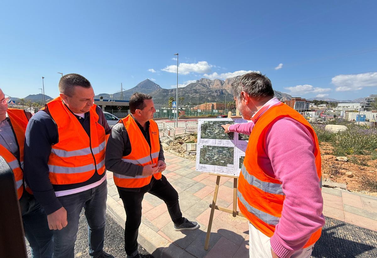 Ayer por la mañana, Bernabé Cano, alcalde de La Nucía, y Sergio Villalba, concejal de Urbanismo, visitaron el inicio de estas obras en el sector Serreta.