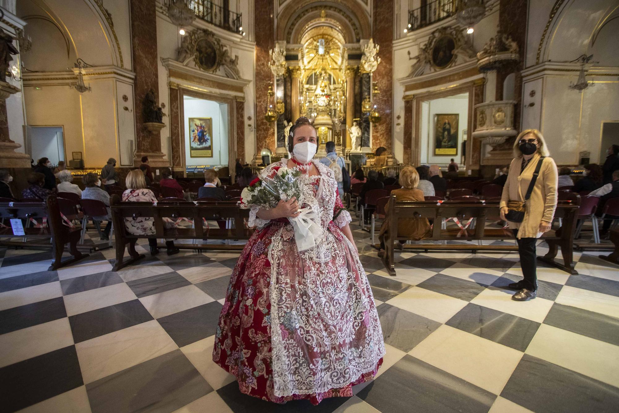 Flores de los falleros a la Virgen en el primer día de la "no ofrenda"