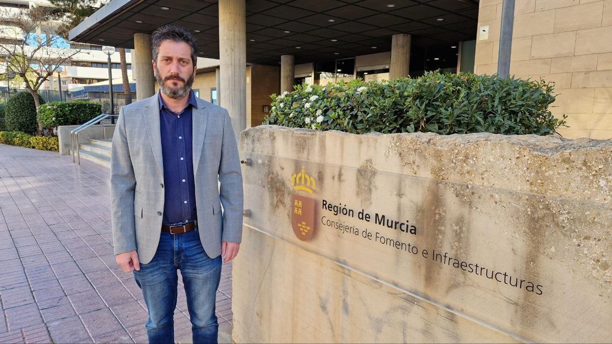 Víctor Egío a las puertas de la Consejería de Fomento