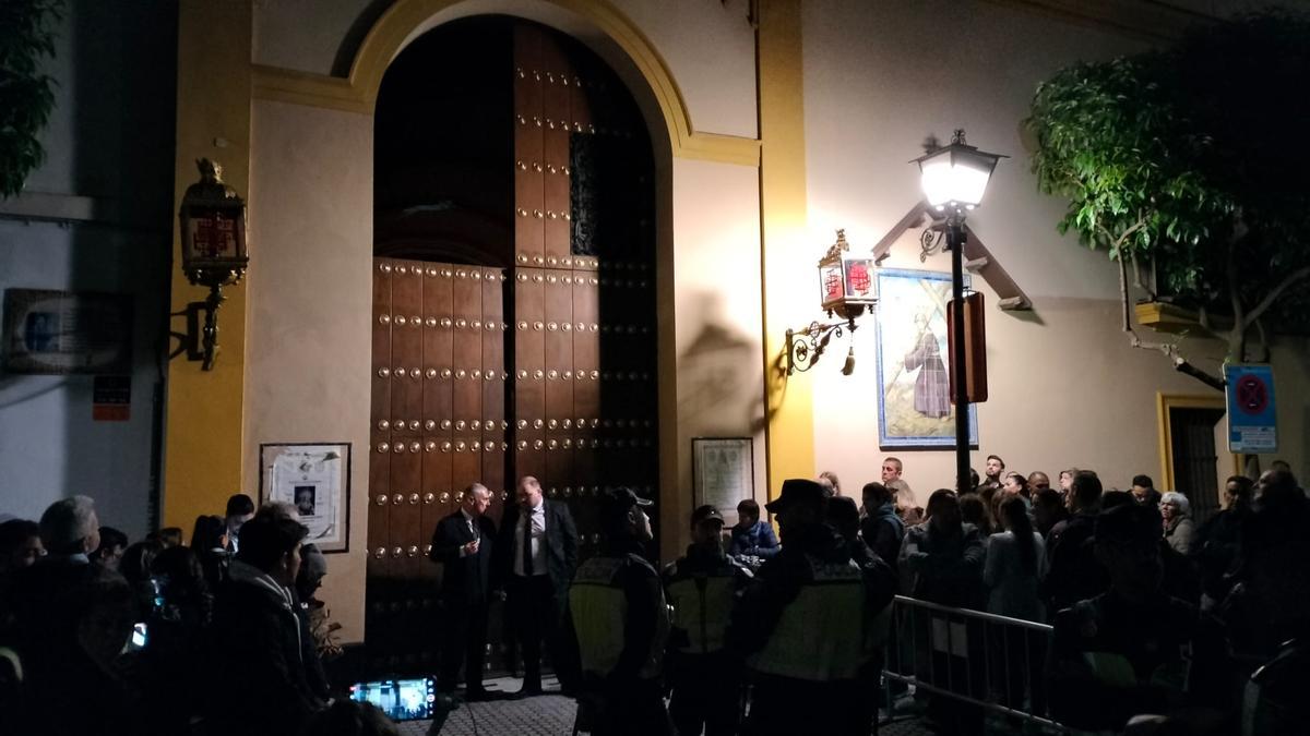 Las puertas del Silencio aún cerradas con los nazarenos dentro de la Iglesia
